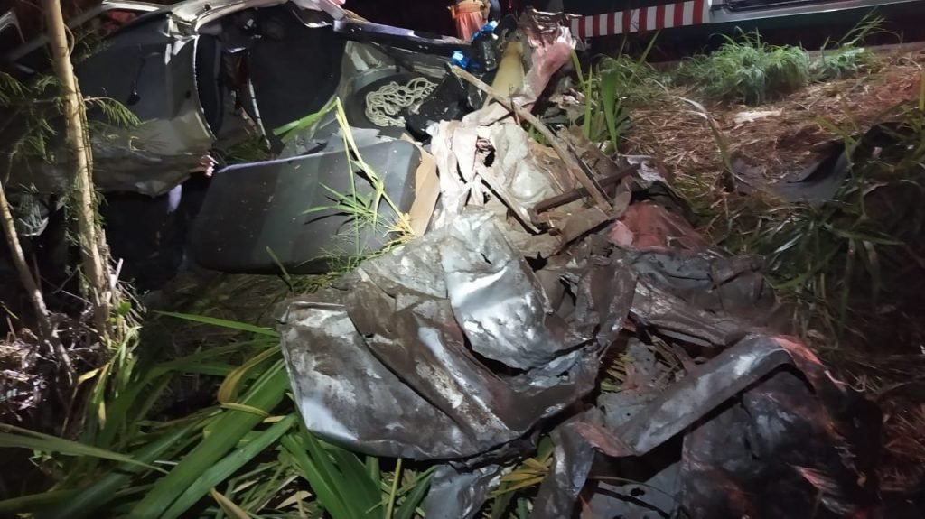 Carro ficou quase todo destruído após colidir de frente com caminhão em Goiás
