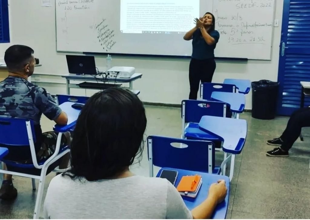 Surdos pedem inclusão em concurso da Educação