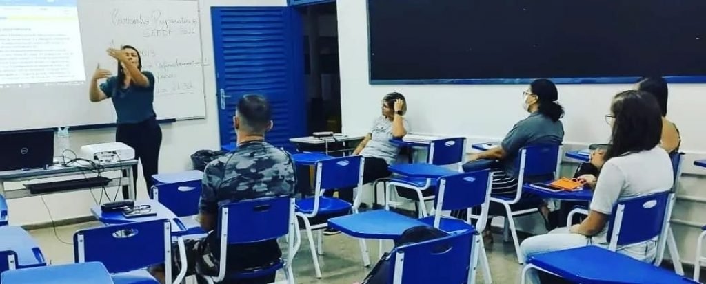 Surdos pedem inclusão em concurso da Educação