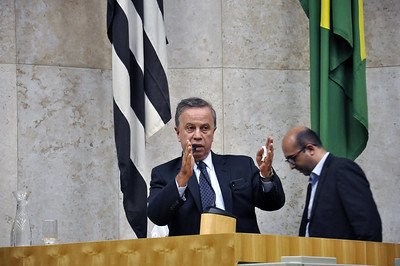 Foto colorida do vereador Camilo Cristófaro discusando de terno e gravata na Câmara Municipal - Metrópoles