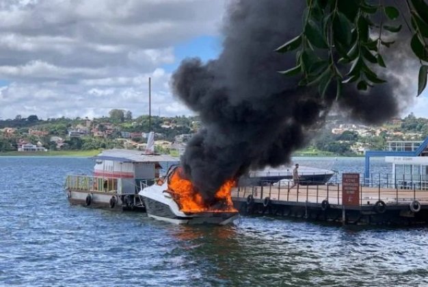 lancha pegando fogo no lago Paranoá - Metrópoles