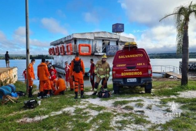 Bombeiros e viatura dos bombeiros em frente ao Lago Paranoa - Metrópoles