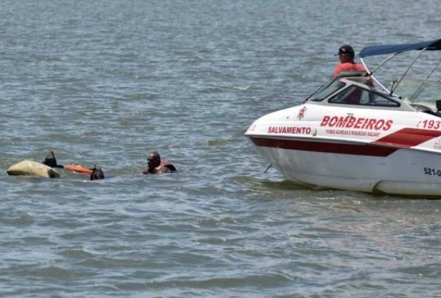 Pessoa sendo resgatada por bombeiros no Lago Paranoá - Metrópoles