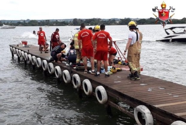 Pessoas em cima de uma passadeira no Lago Paranoá- Metrópoles