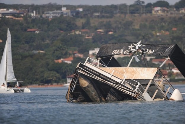 Barco Imagination naufragando no lago paranoa em Brasília- Metrópoles