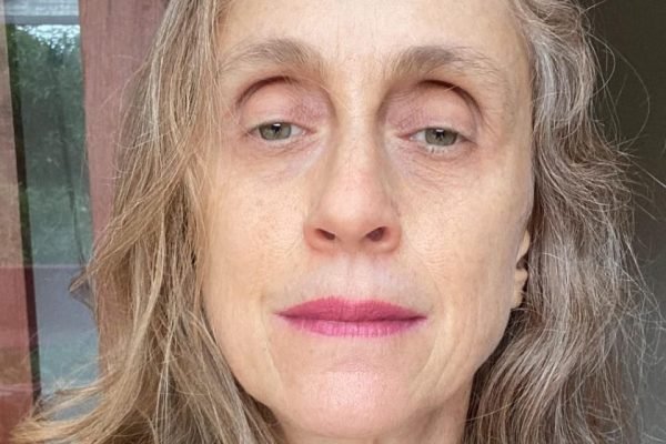 Betty Goffman posta foto natural e critica harmonizações