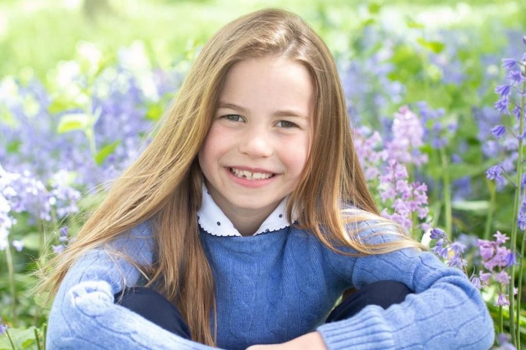 Foto colorida. Princesa Charlotte