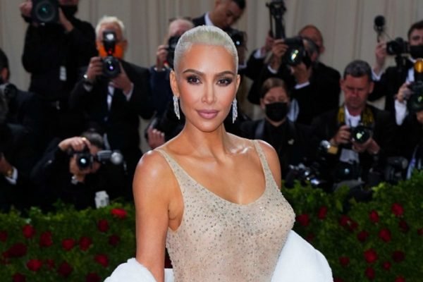 Kim Kardashian perdeu uns quilos e lançou o debate sobre novos