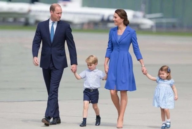 Príncipe William o lado da esposa Kate Middleton e dos filhos George e Charllote- Metrópoles