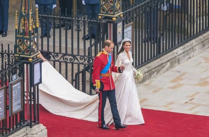 Príncipe William o lado da esposa Kate Middleton no casamento real deles- Metrópoles