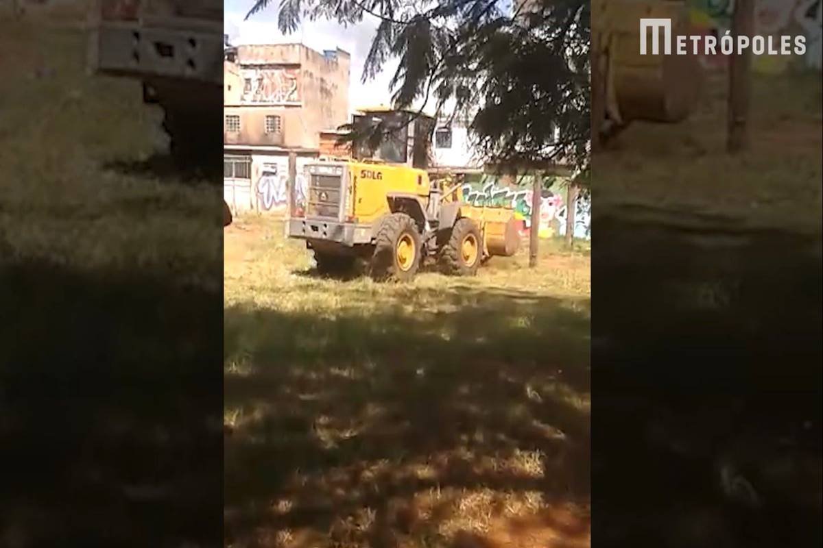 Trator amarelo remove cercas
