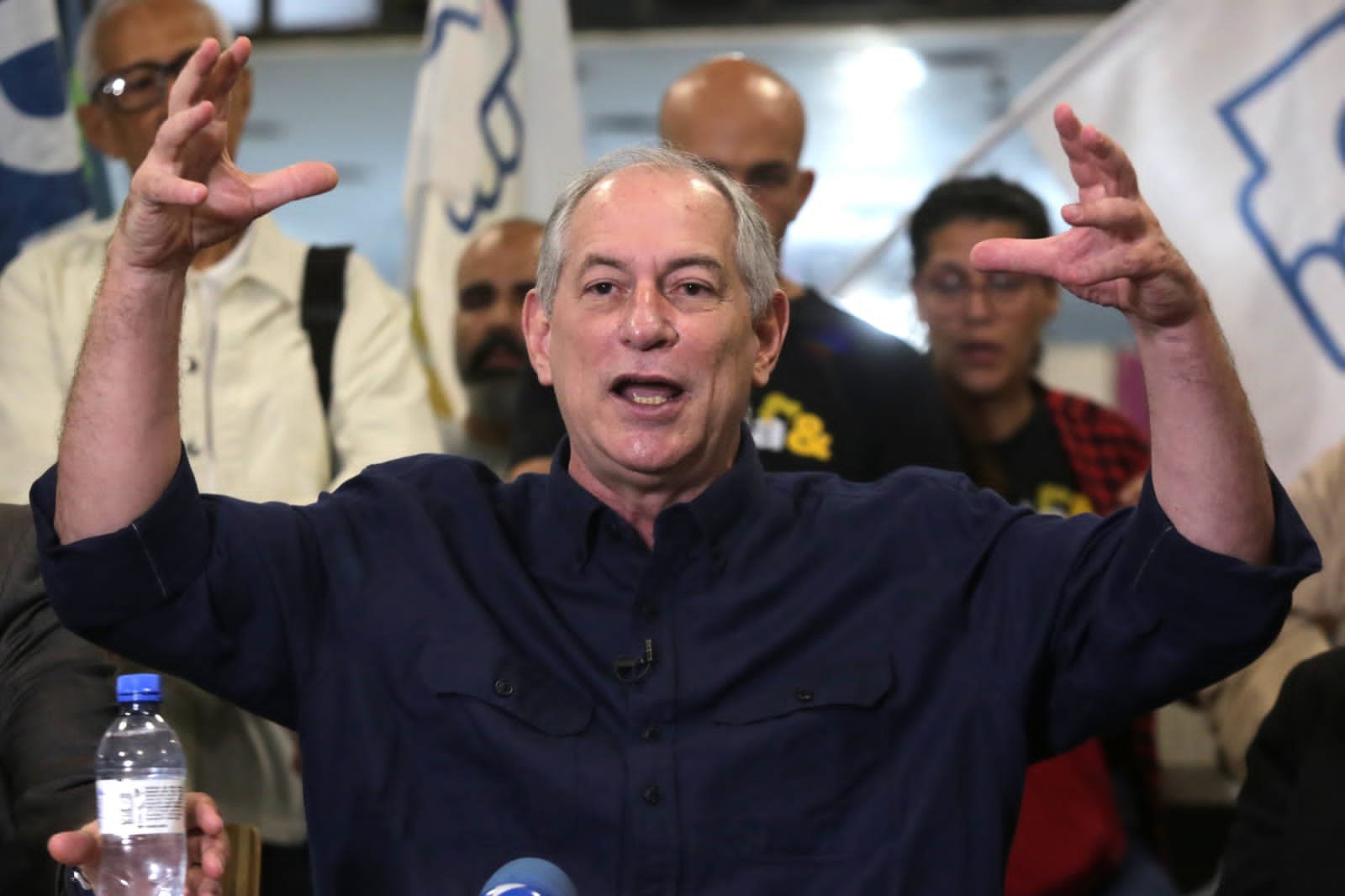 Ciro Gomes chama dono do Coco Bambu de vagabundo e empres rio