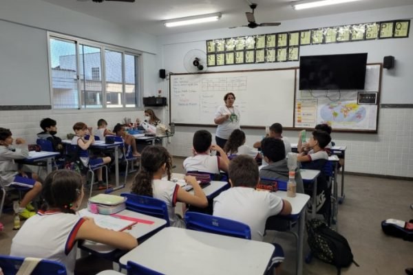 Imagem mostra crianças tendo aula em uma escola no Brasil - Metrópoles
