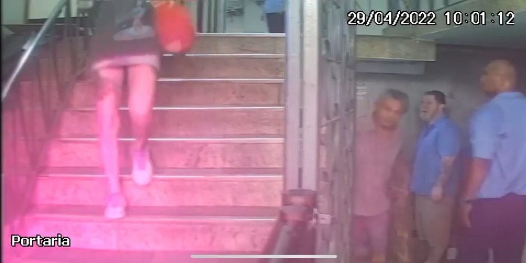 Jornalista foi agredida com cassetete, soco inglês e ficou por três dias em cárcere privado no RJ