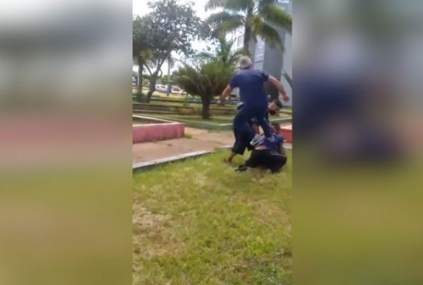 Alunos brigando em frente a escola no df - Metrópoles