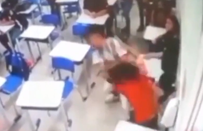 Menino batendo em menina dentro de uma escola no DF - Metrópoles