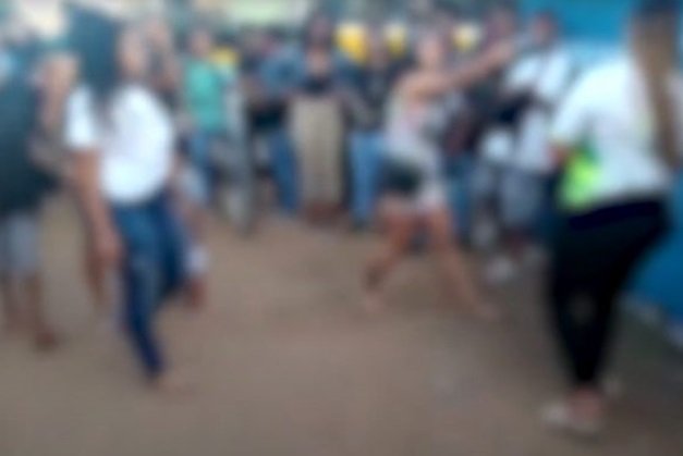 Mulher apontando arma para aluna em frente a escola no df - Metrópoles
