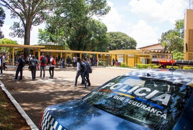 Viatura da polícia em frente a uma escola no df- Metrópoles
