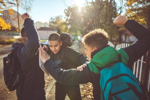 Criança separando briga de dois meninos - Metrópoles