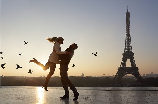 casal em frente a torre eiffel em paris