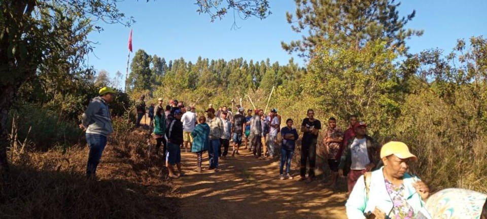 aglomeração de pessoas em área aberta