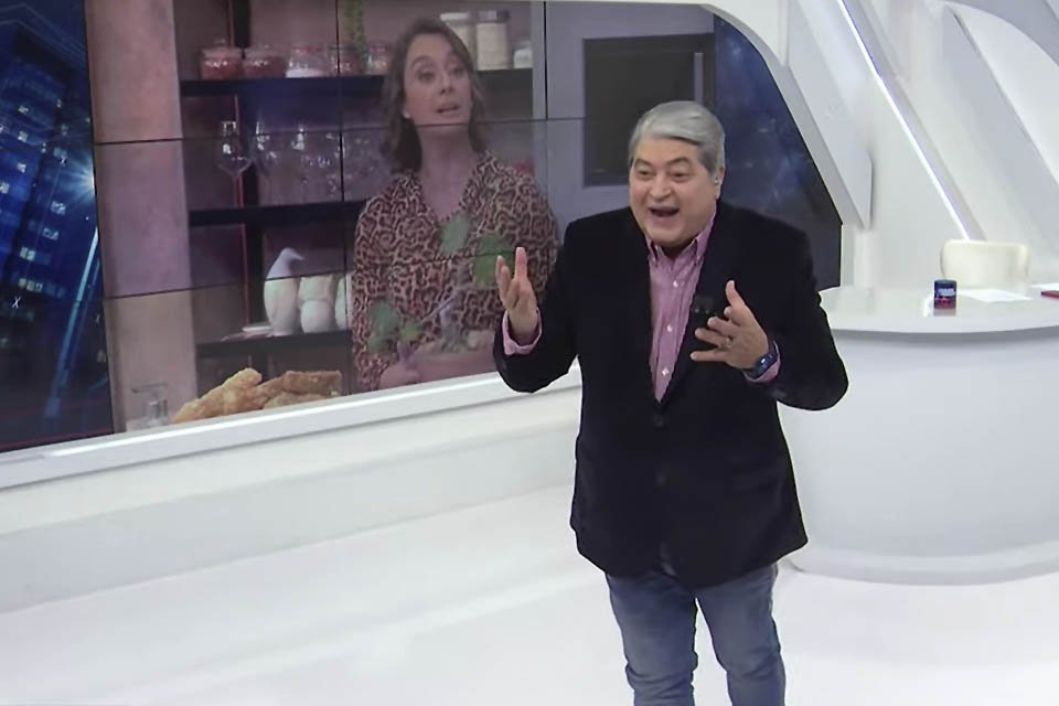 José Luiz Datena se emociona ao ganhar bonsai de telespectador