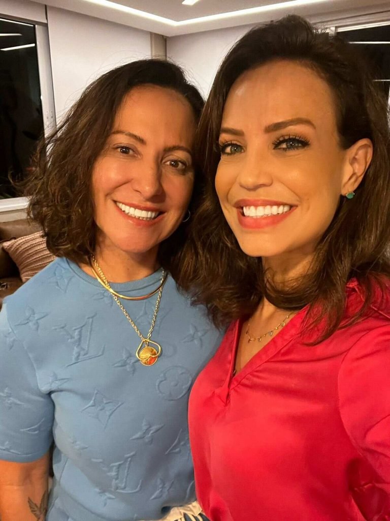 Repórter Fabiana Oliveira entrevista Simone Medina para o Domingo Espetacular (Divulgação)