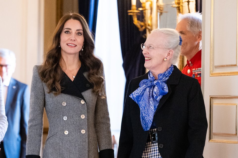Foto colorida.  Kate Middleton e a rainha Margrethe lado a lado
