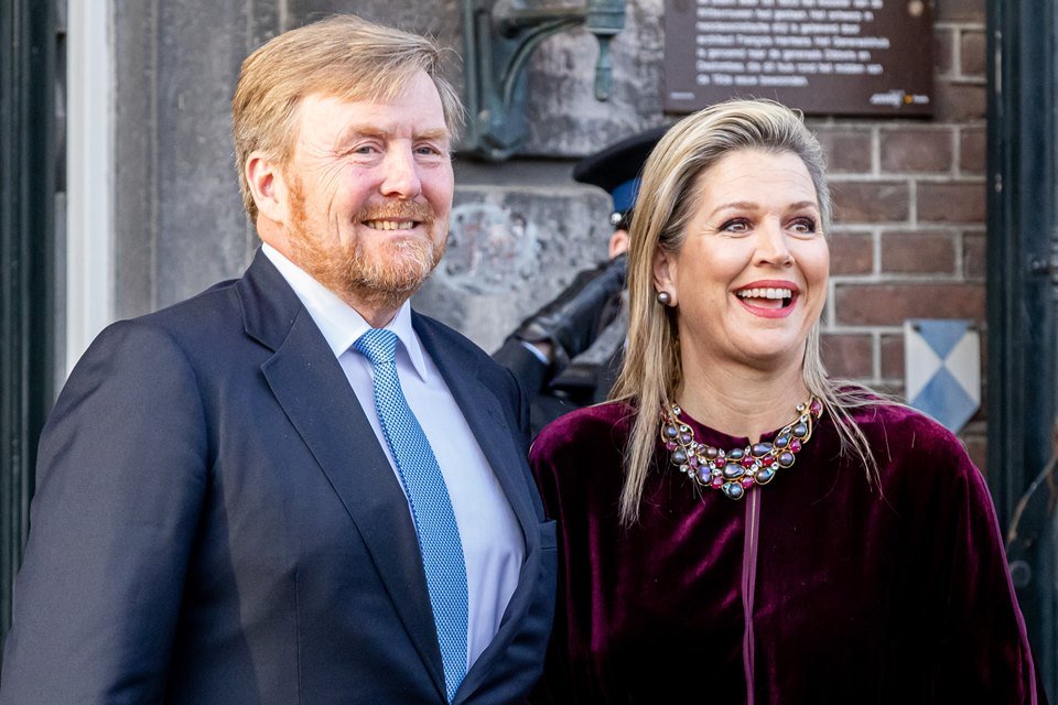 Foto colorida.  Rei Willem-Alexander e a rainha Máxima