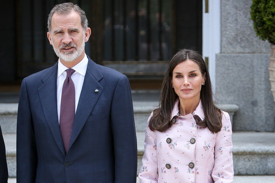Foto colorida.  Rei Filipe VI e rainha Letizia