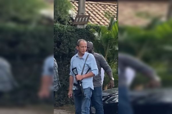 Militar cedido para proteção do ex-presidente Lula anda com fuzil