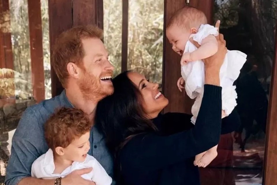 Foto colorida. Príncipe Harry, Archie, Meghan Markle e Lilibet Diana