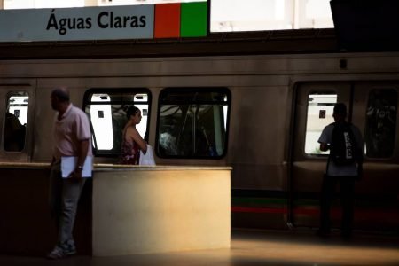 Passageiros desembarcam e embarcam num trem na estação Águas Claras do Metrô-DF - Metrópoles