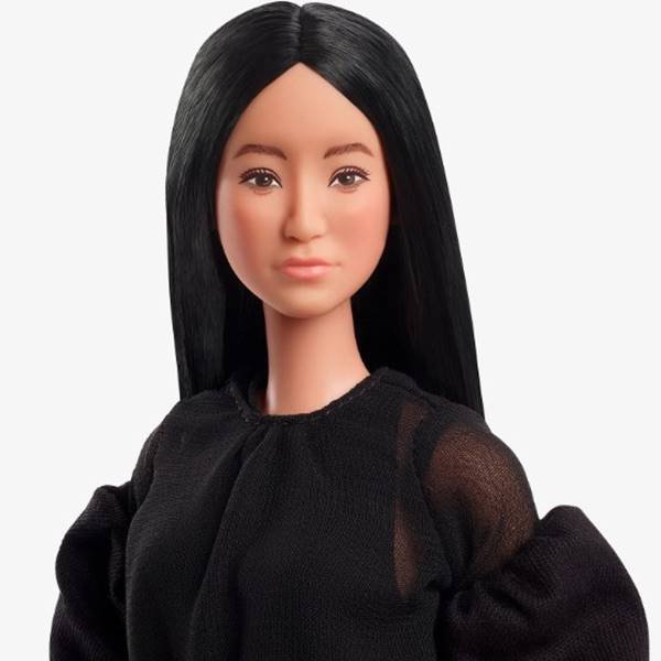 Boneca com cabelos pretos usando roupas pretas