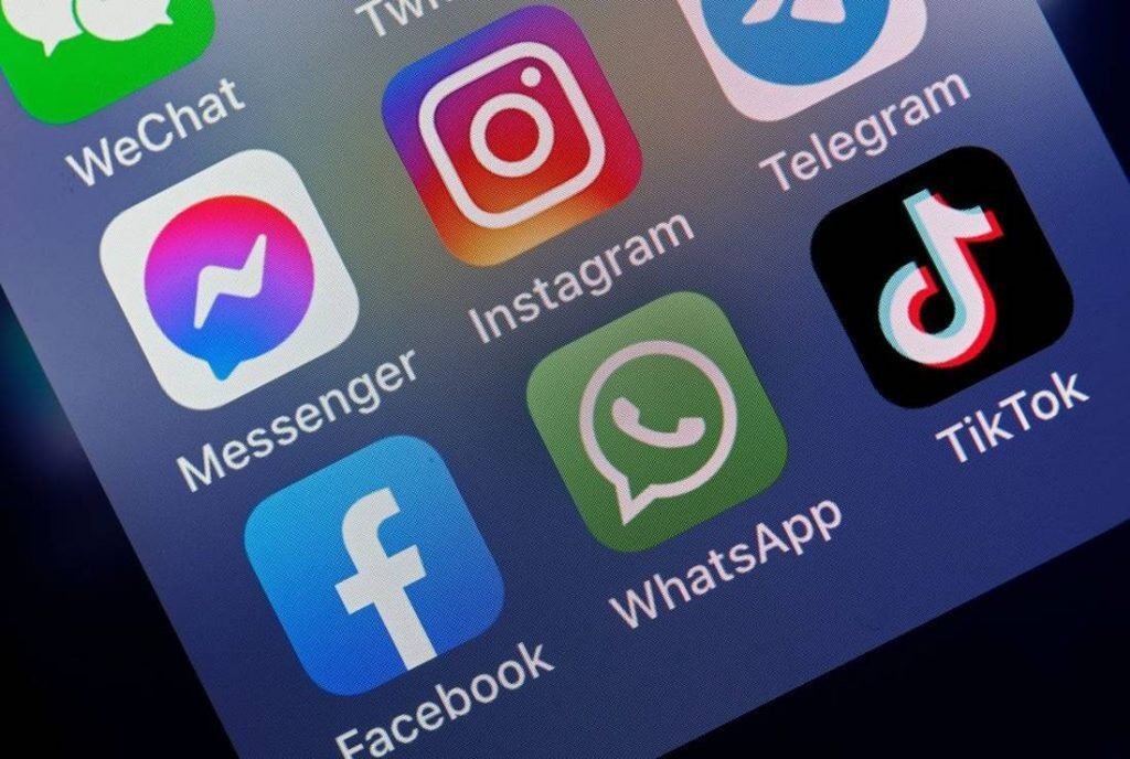 Tela de celular mostra aplicativos das redes sociais WeChat, Twitter, Messenger, Instagram, Telegram, Facebook, WhatsApp e TikTok - Metrópoles