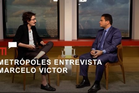 Thumbnail da entrevista com o deputado Marcelo Victor, presidente do poder legislativo de Alagoas. Ele é entrevistado pelo jornalista do Metrópoles, Tácio Lorran, ambos frente a frente num estúdio, sentados - Metrópoles