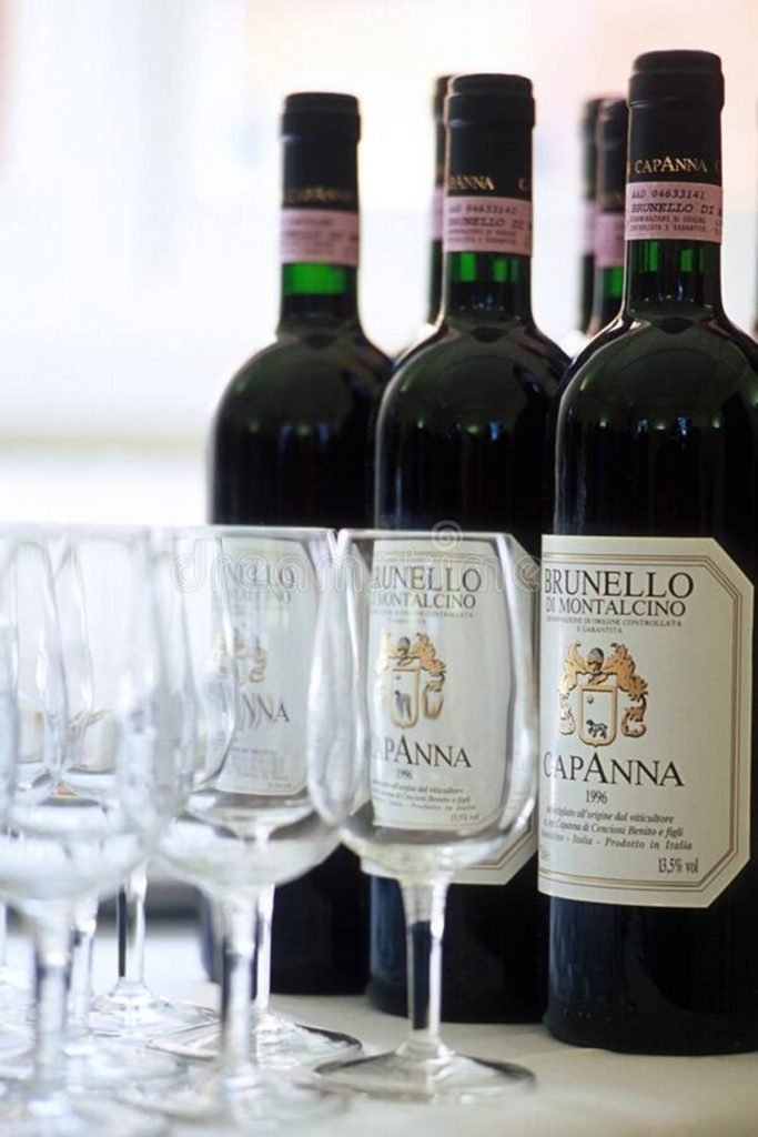Foto de três garrafas de vinho paralelas a taças de cristal - Metrópoles