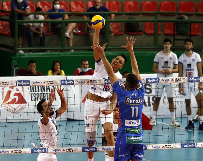 durante o jogo de vôlei as equipes etapa em 2 a 2 será disputado o quinto e  o último para saber qual 