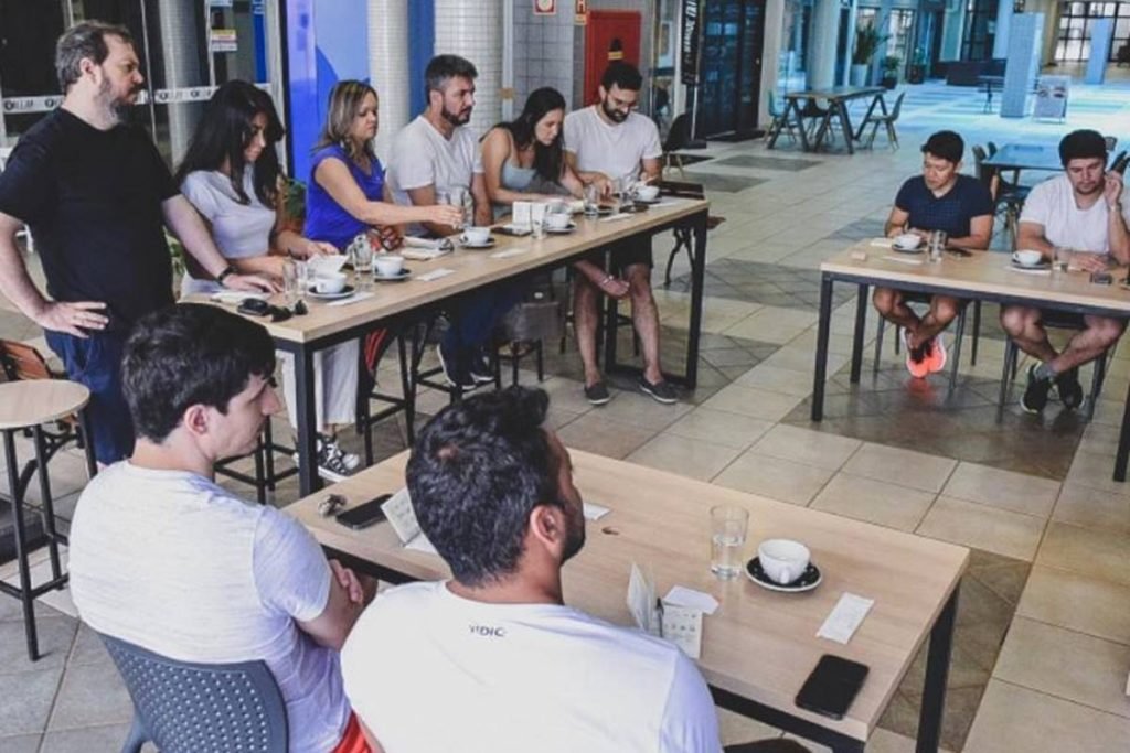 foto de pessoas assistindo curso