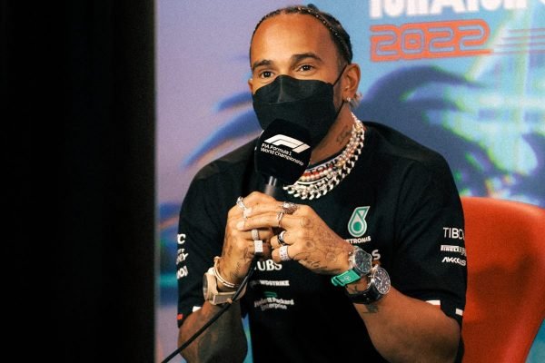 Lewis Hamilton usando joias em protesto a FIA