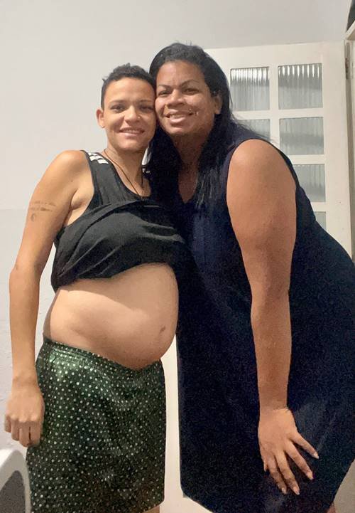 Casal trans espera o primeiro filho no DF