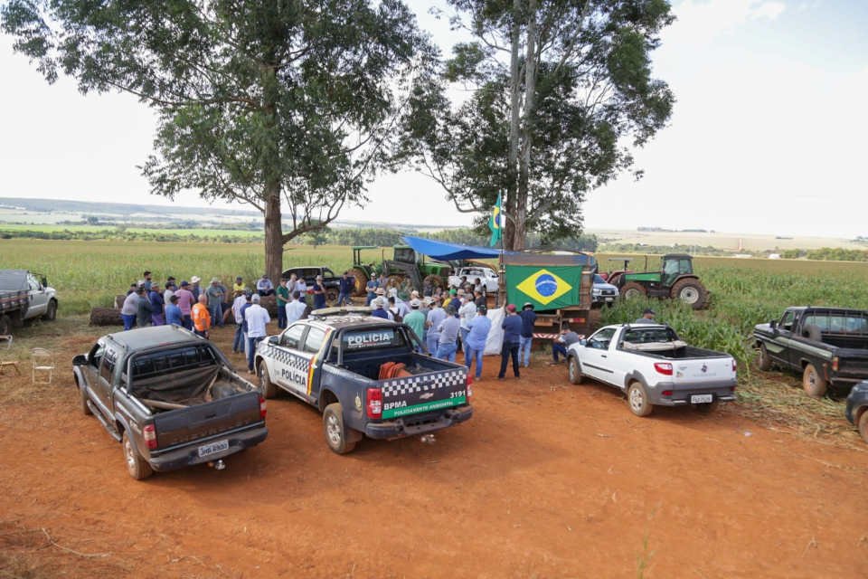 carros e pessoas aglomeradas