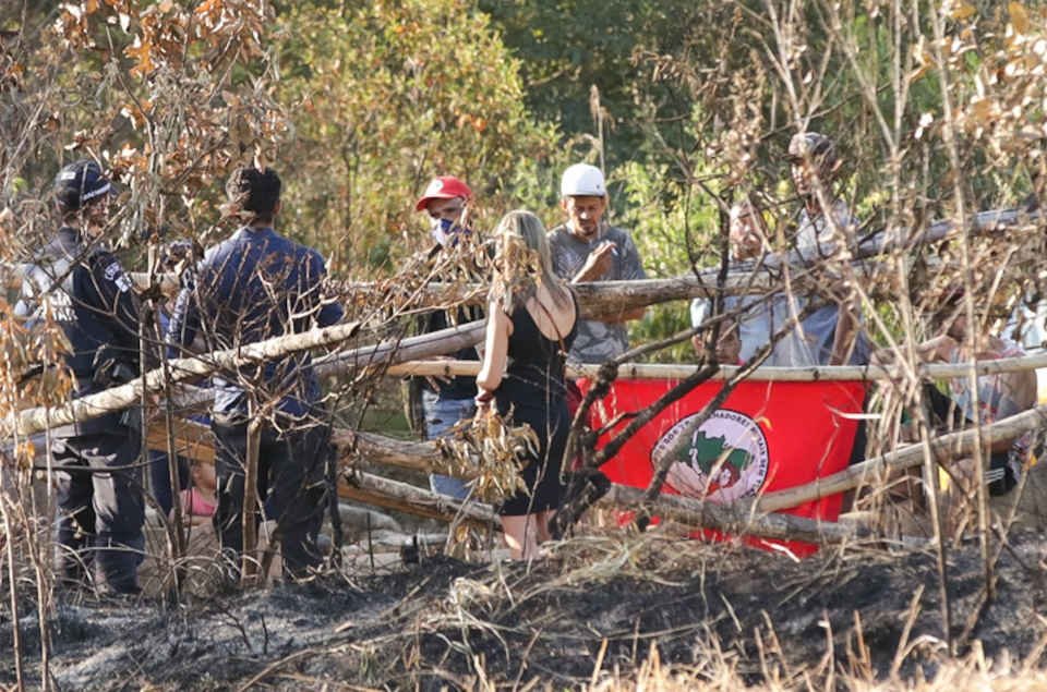 bandeira vermelha em guarita