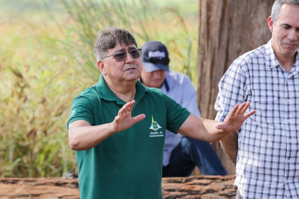 homem de camiseta verde com mãos estendidas