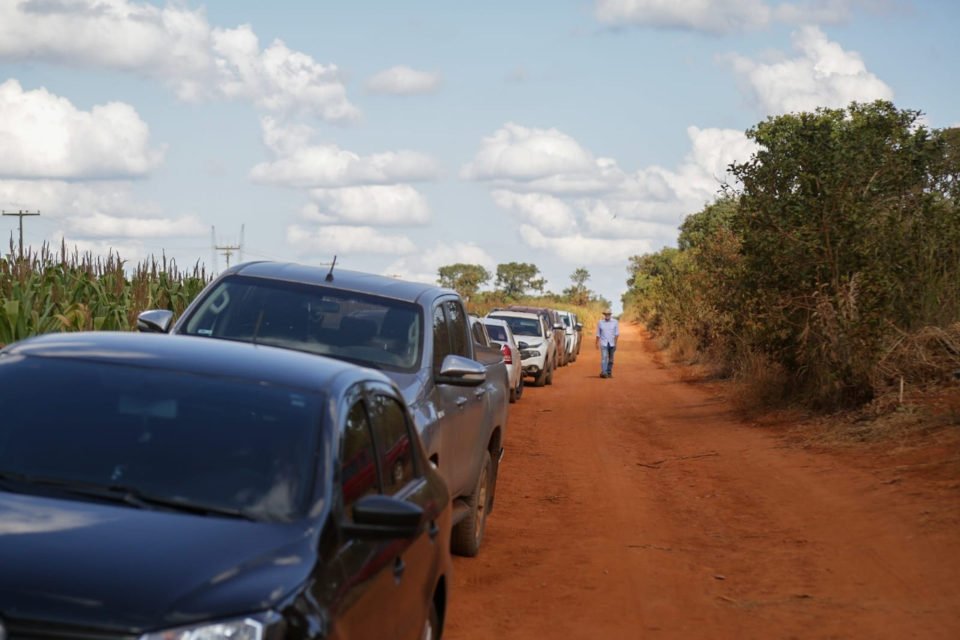 fila de carros em estrada de terra