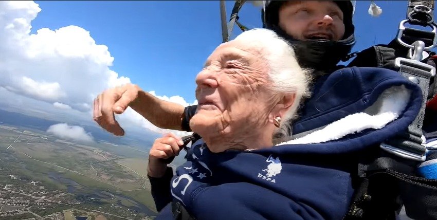 Mulher de 102 anos é pessoa mais velha a saltar de paraquedas