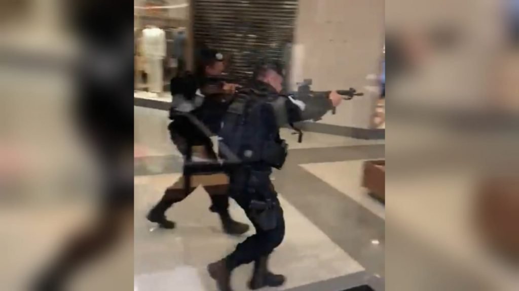 Policiais armados em shopping