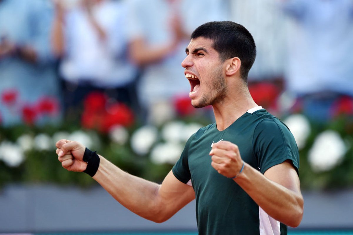 Alcaraz vence Djokovic e avança para final do Masters 1000 de Madrid -  Superesportes