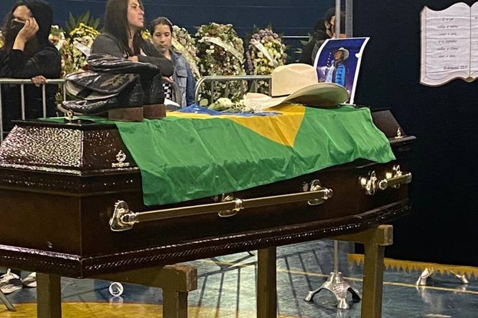 Enterro e velório do cantor Aleksandro, dupla de Conrado