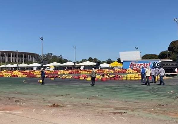 Fotografia colorida de operação de desobstrução de autódromo